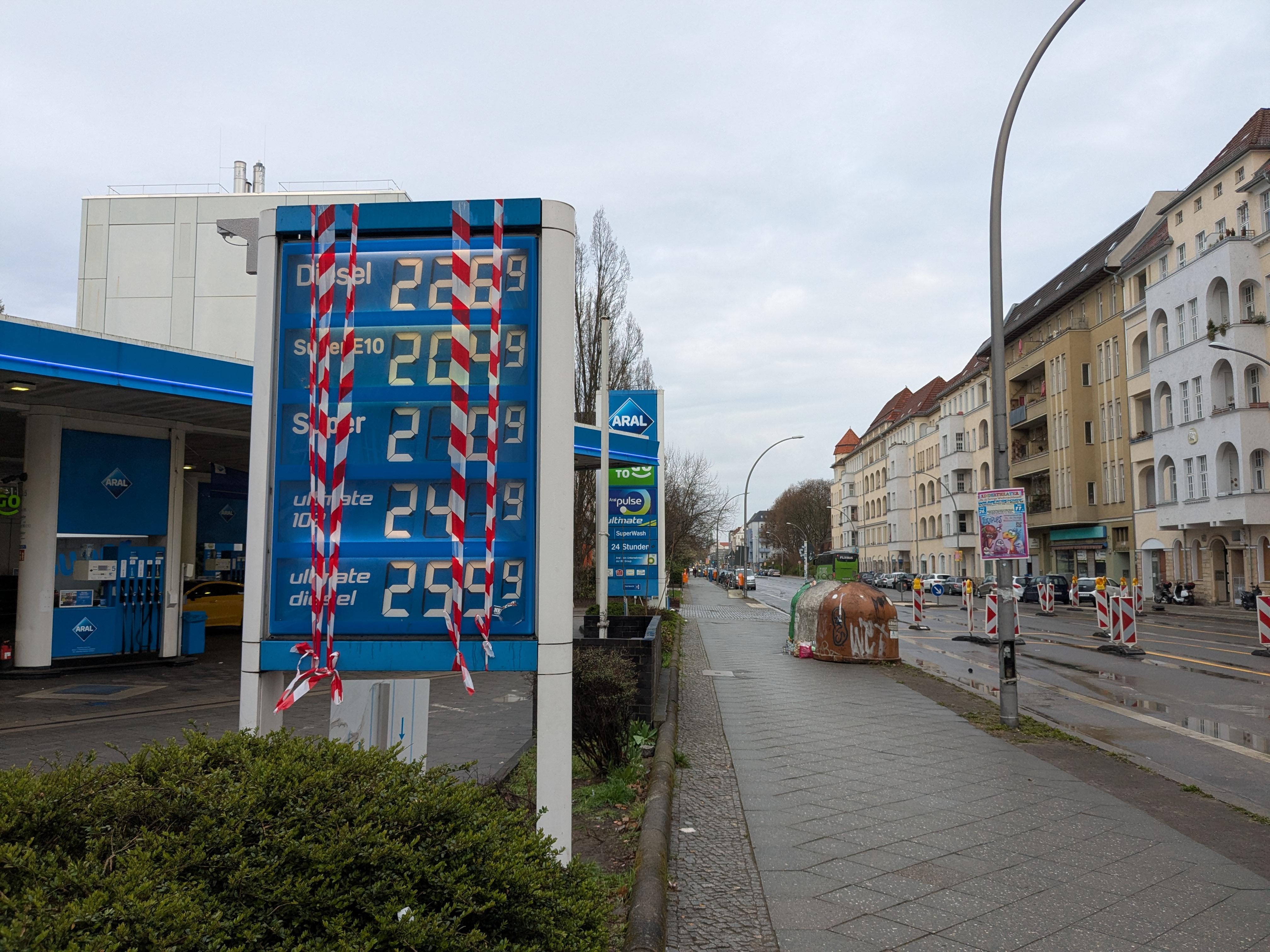 Photo shows prices at petrol station in Berlin during energy crisis caused by 2026 war in Iran. Source: CLEW/Wettengel.