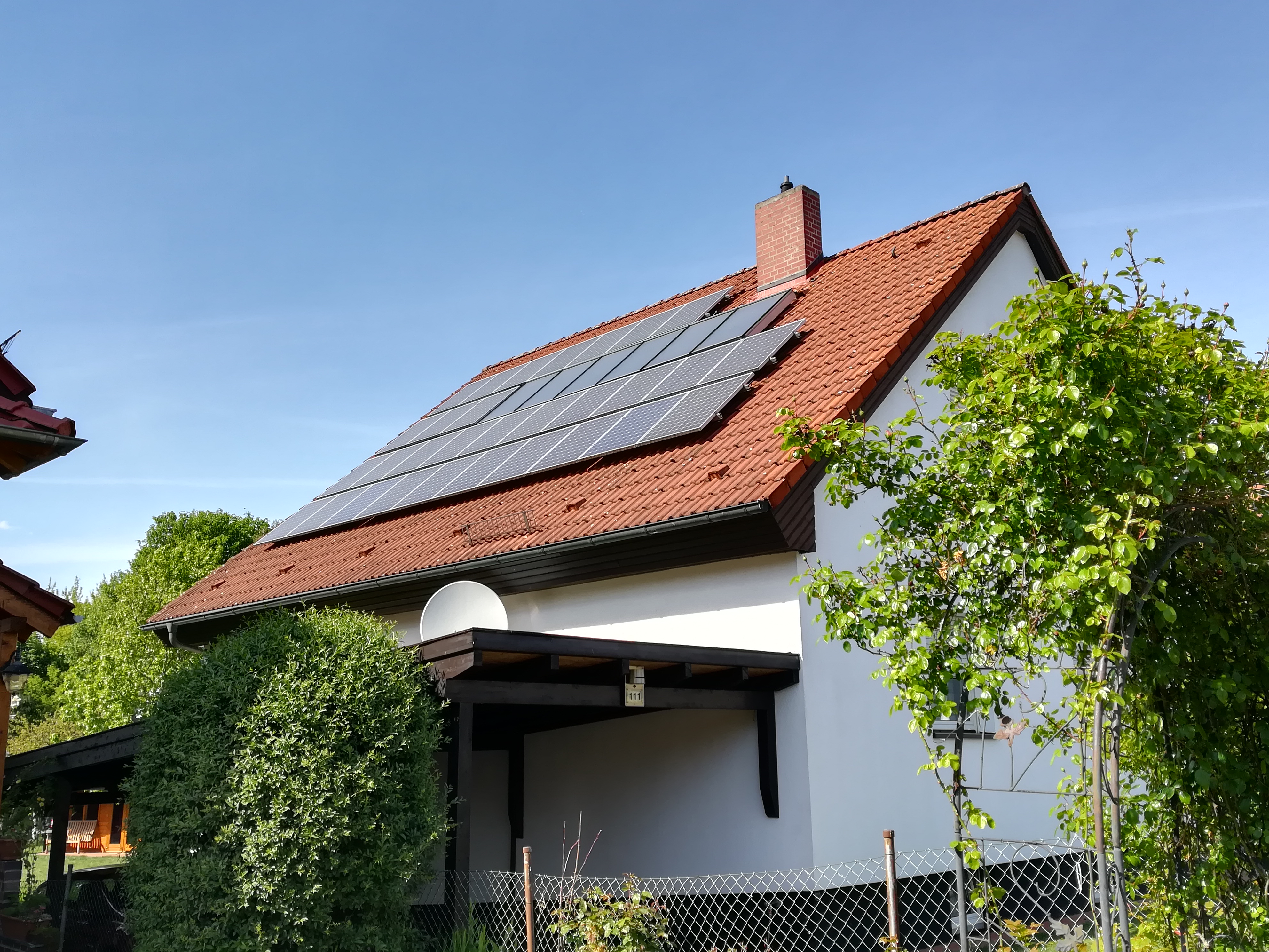 Photo shows house with solar PV rooftop in Germany. Photo: CLEW/Wettengel.