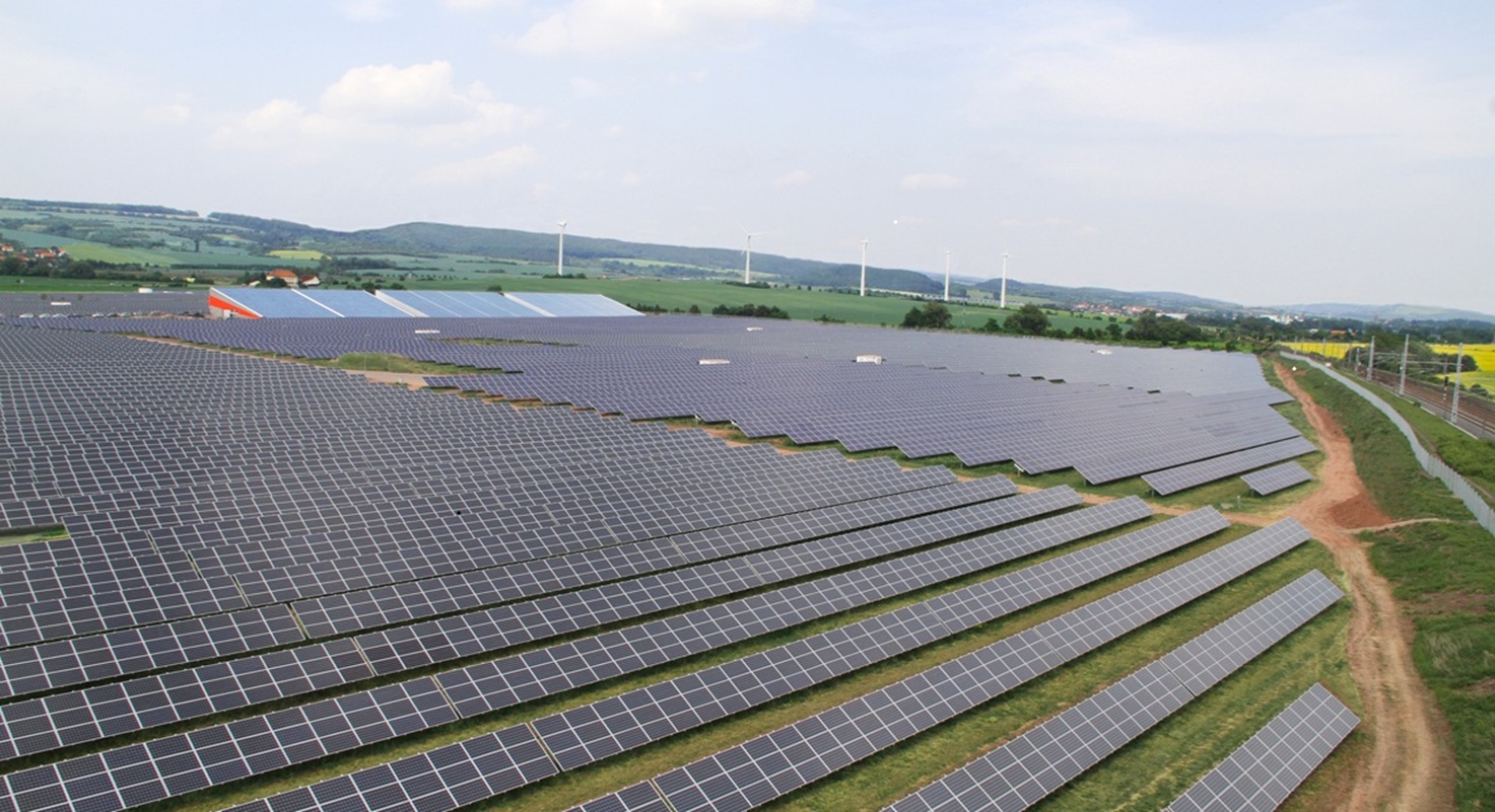 Image shows large solar farm in Saxony-Anhalt 