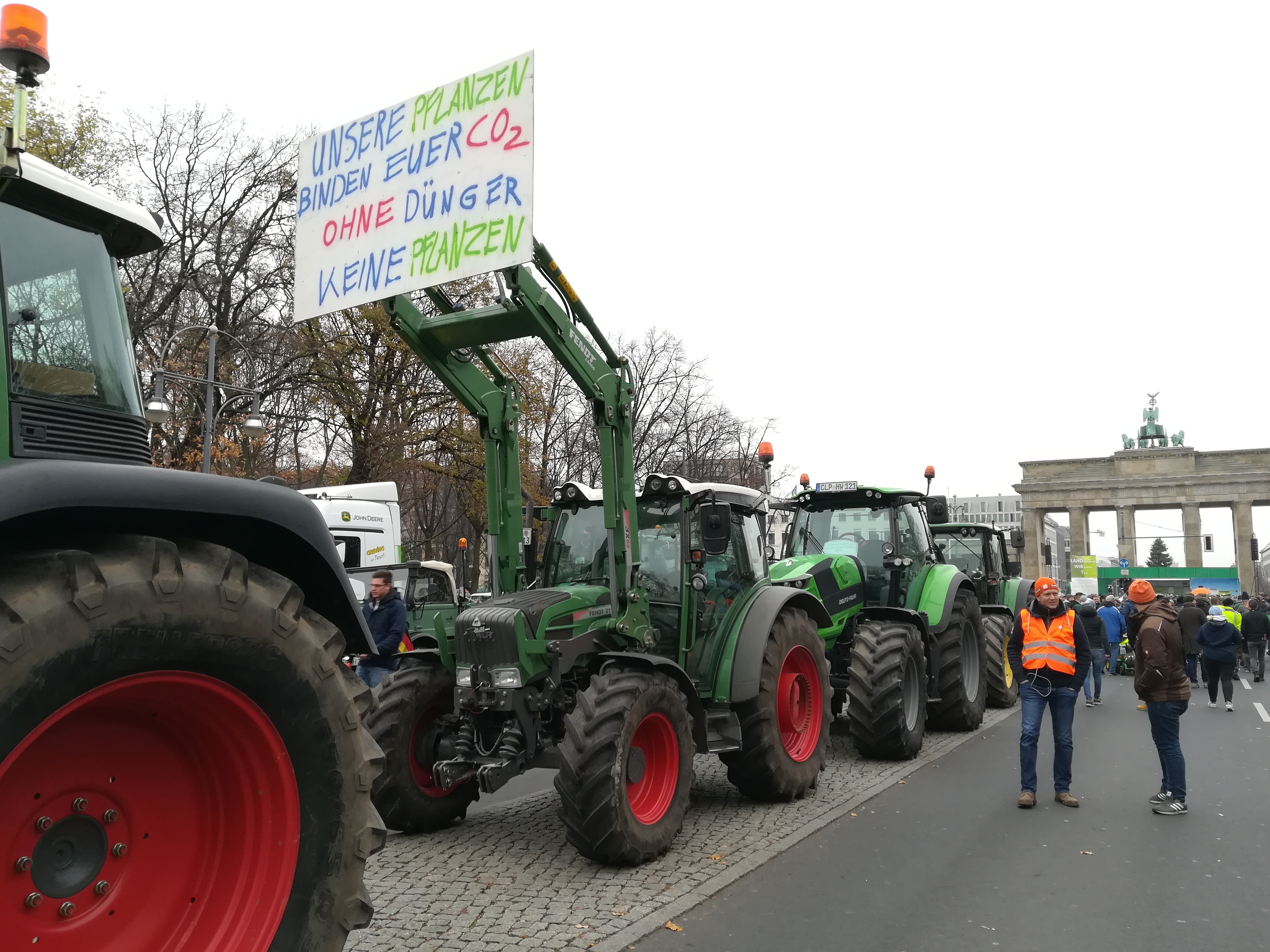 Bundestagswahltraining: Kandidaten setzen sich mit Kinderhandschuhen mit Transformation in der Landwirtschaft auseinander
