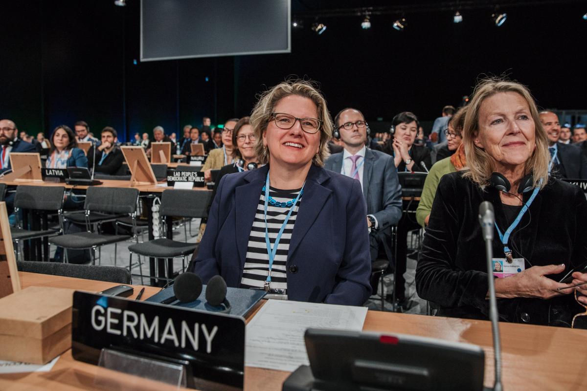 Environment minister Svenja Schulze (left) and her team promote tough rules on carbon markets and climate action in Katowice - but haven't joined other European countries in a statement to strengthen the European emissons trading scheme. Photo: BMU.