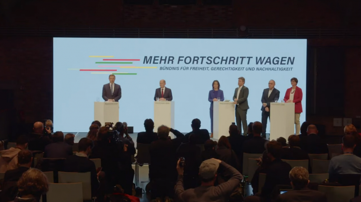 The party leaders and chancellor candidate Olaf Scholz (second from left) presenting the treaty in Berlin. 