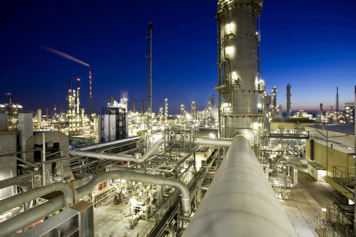 Image shows part of Ludwigshafen chemical plant. Photo: BASF.