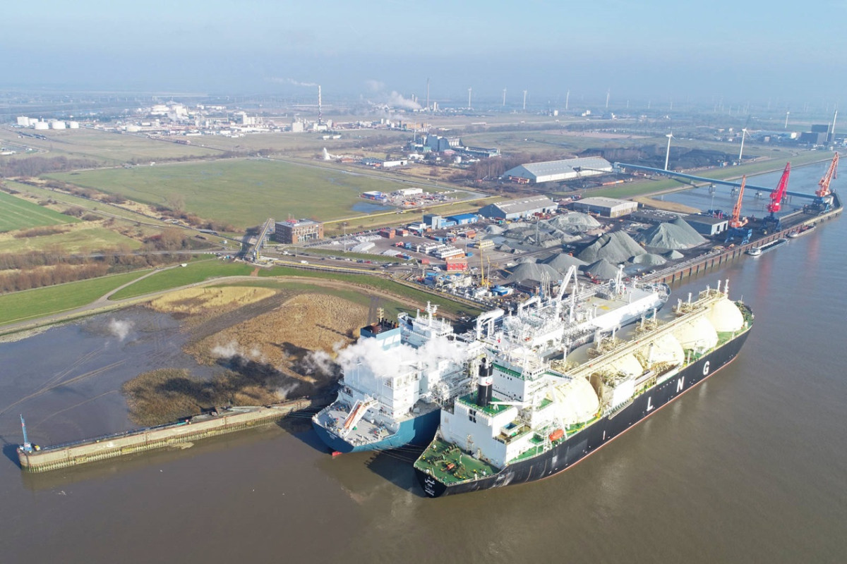 Photo shows LNG ship and FSRU at the Brunsbüttel Port in Germany, aerial view. Photo: Brunsbüttel Ports GmbH. 