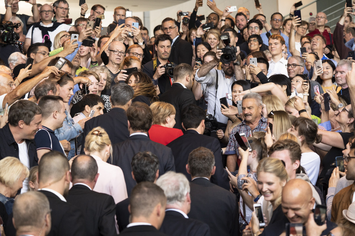 Chancellor Merkel in the crowd at the 2019 open house festivities of the federal government. Photo: Bundesregierung/Plambeck. 