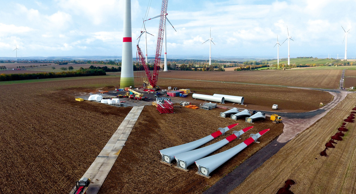 Construction of a wind turbine in western Germany: renewables expansion must accelerate in 2023, the BEE head says. Photo: GAIA mbH