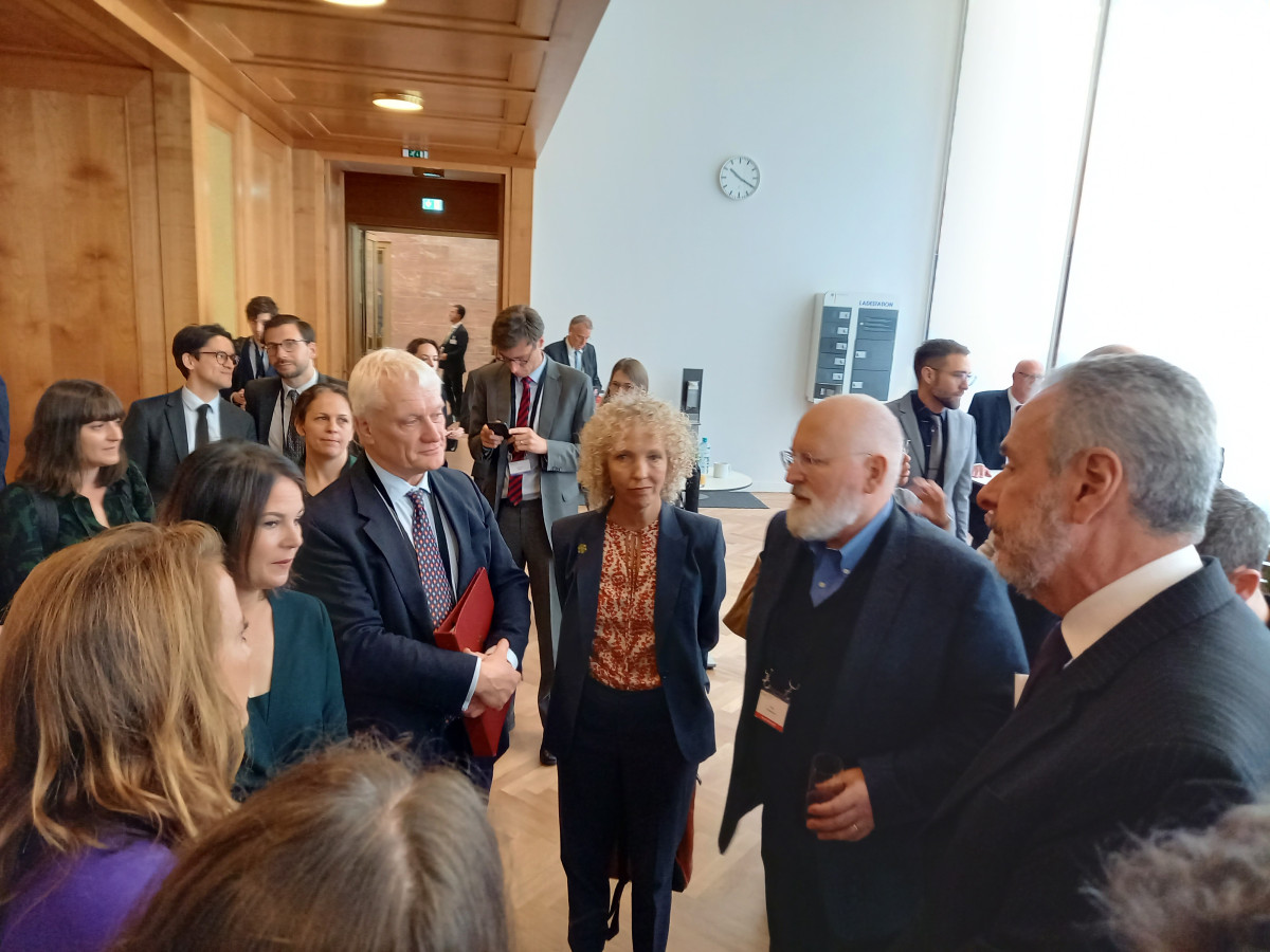 German foreign minister Annalena Baerbock and European Commissioner Frans Timmermans talk with other government representatives at the sidelines of the Petersberg Climate Dialogue in Berlin. Photo: CLEW/Wettengel. 