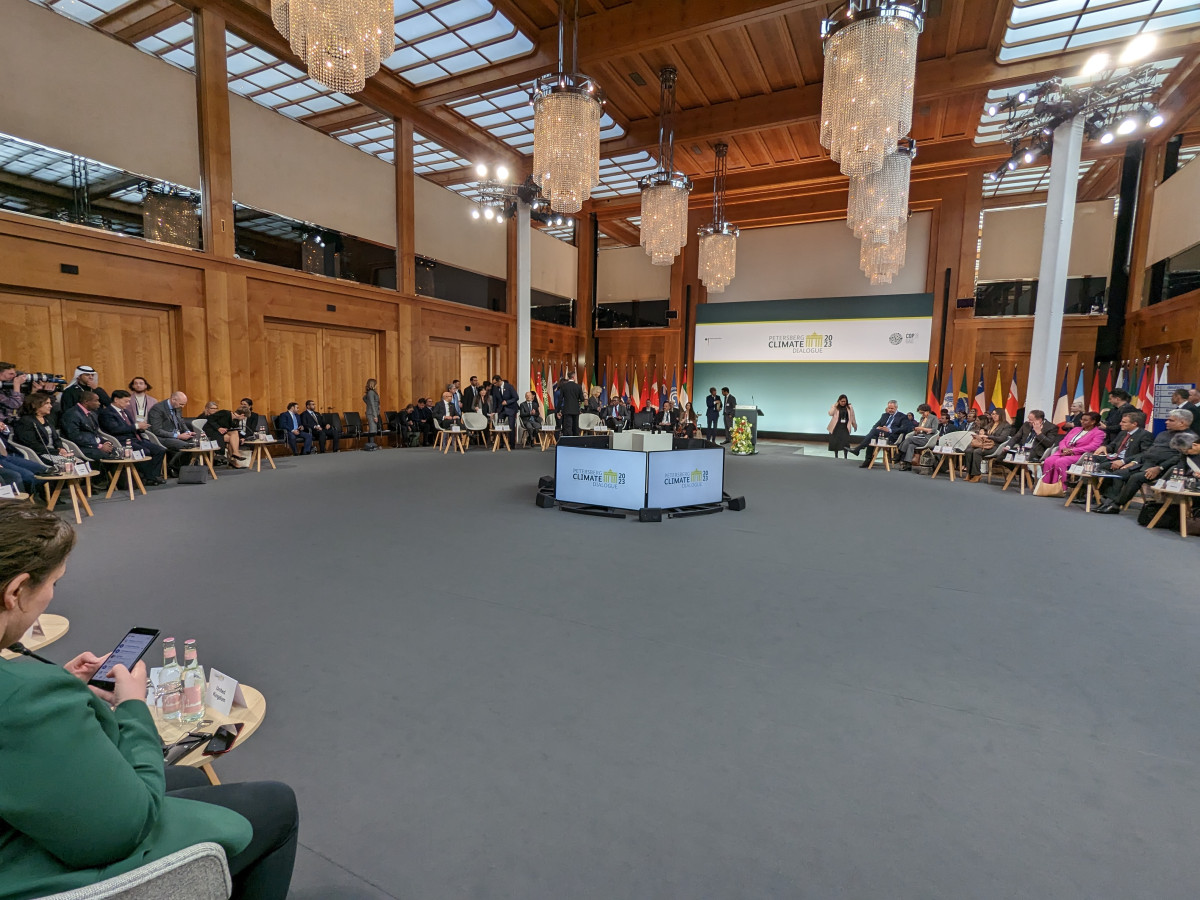 German chancellor Olaf Scholz and officials from several dozen countries at the Petersberg Climate Dialogue in Berlin 2023. Photo: CLEW/Wettengel.