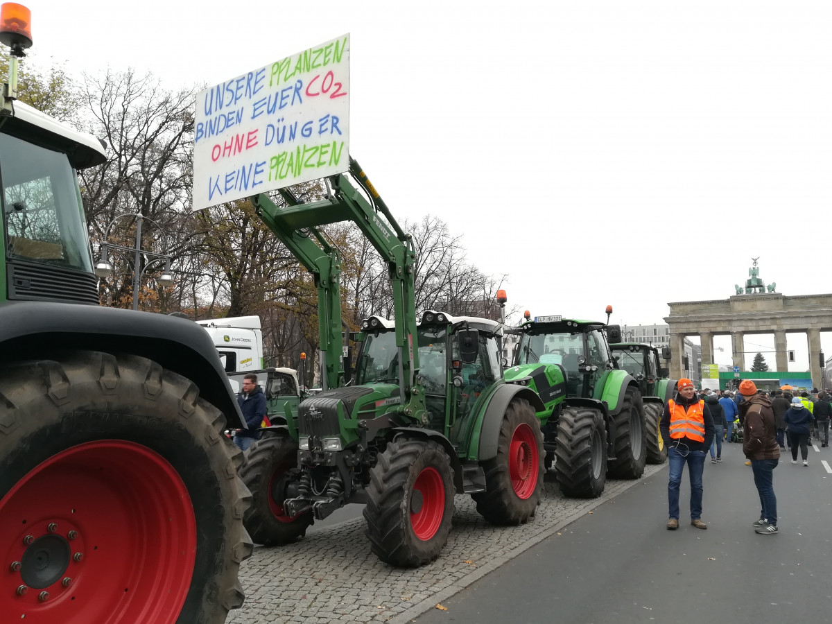 Photo shows tractors in front of Brandenburg gate in Berlin. Photo: CLEW/Wettengel. 