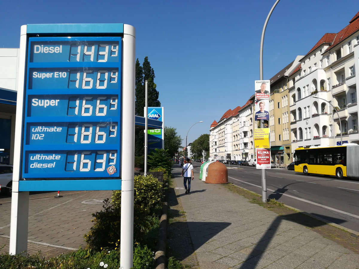 Photo shows petrol station price tableau in Berlin with election campaign posters at street 2021. Photo: CLEW/Wettengel. 