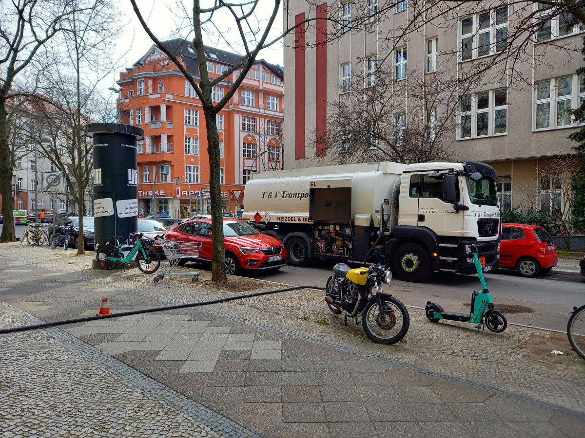 Photo shows truck delivering heating oil in Berlin, Germany. Photo: CLEW/Wettengel. 