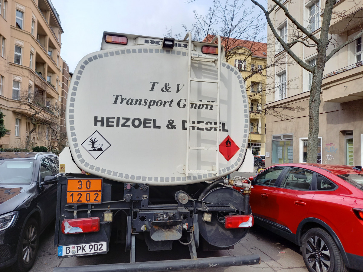 Heating oil delivery truck in Berlin, Germany. Photo: CLEW/Wettengel.