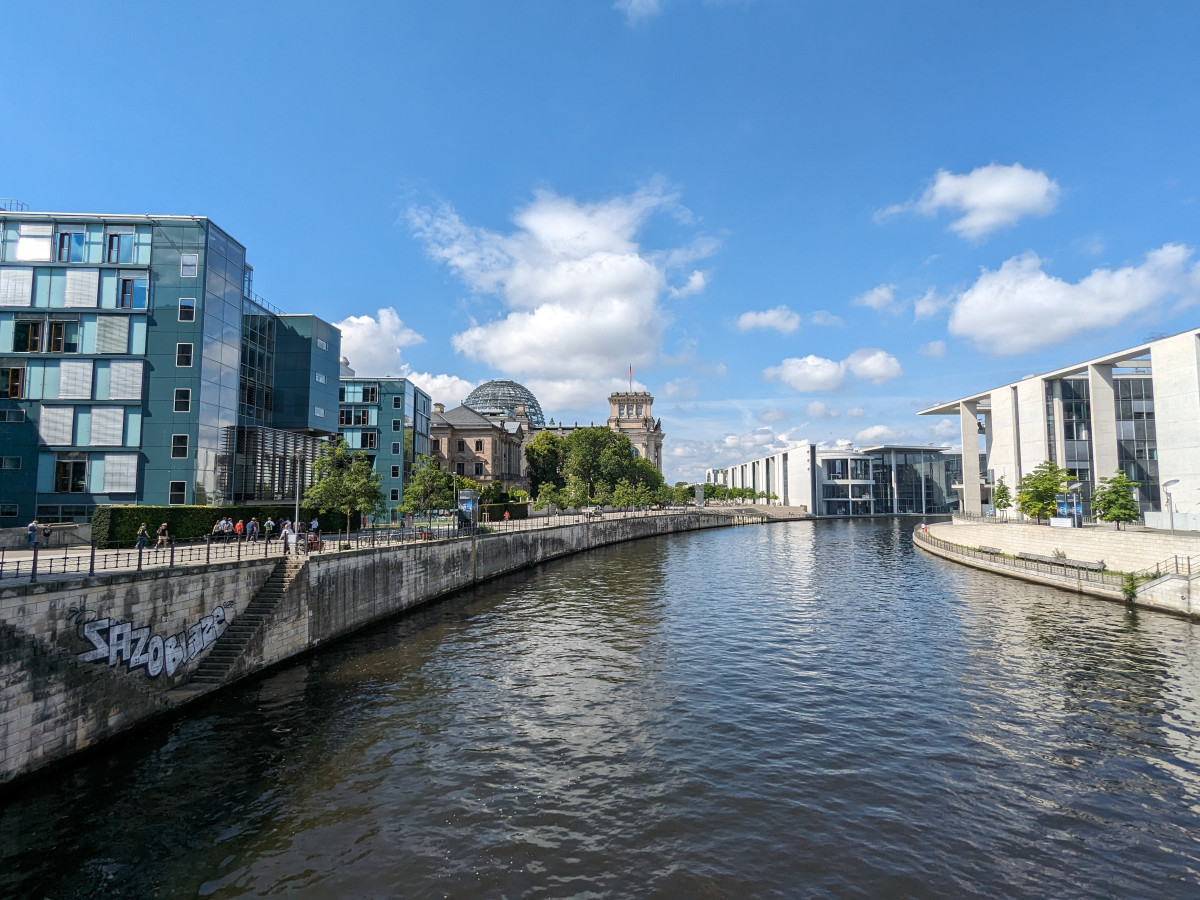 Photo shows Spree river in Berlin and parliament buildings. Photo: CLEW/Wettengel.