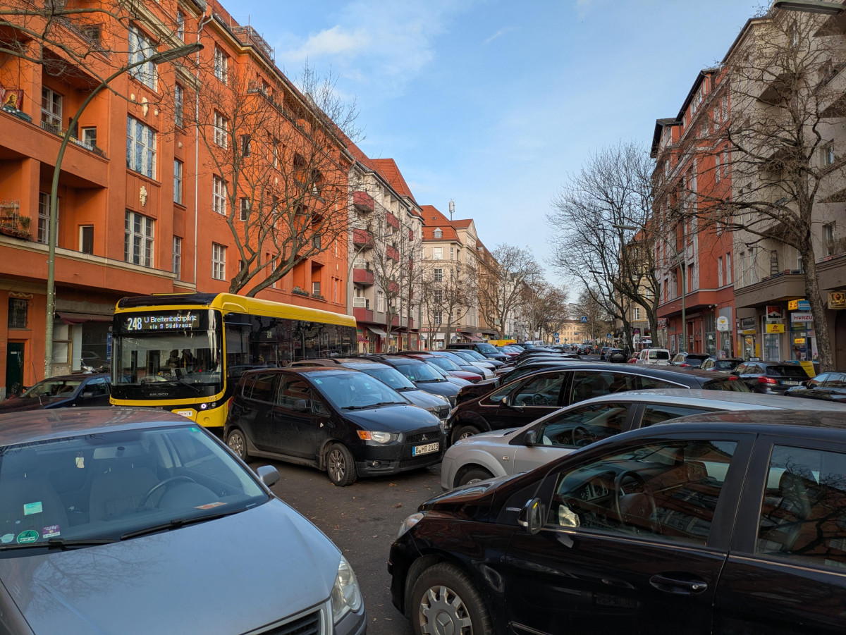 The social dimension is particularly important when it comes to climate measures in the transport and buildings sectors. Photo: CLEW/Wettengel Photo shows cars parked on a street in Berlin. Photo: CLEW/Wettengel