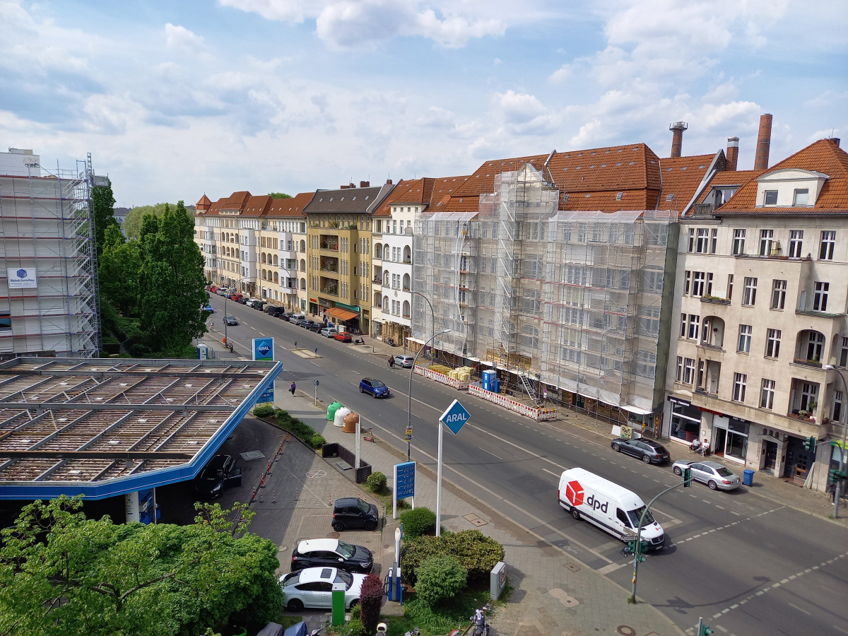 Photo shows buildings, petrol station and cars on a road in Berlin, Germany. Photo: CLEW/Wettengel.