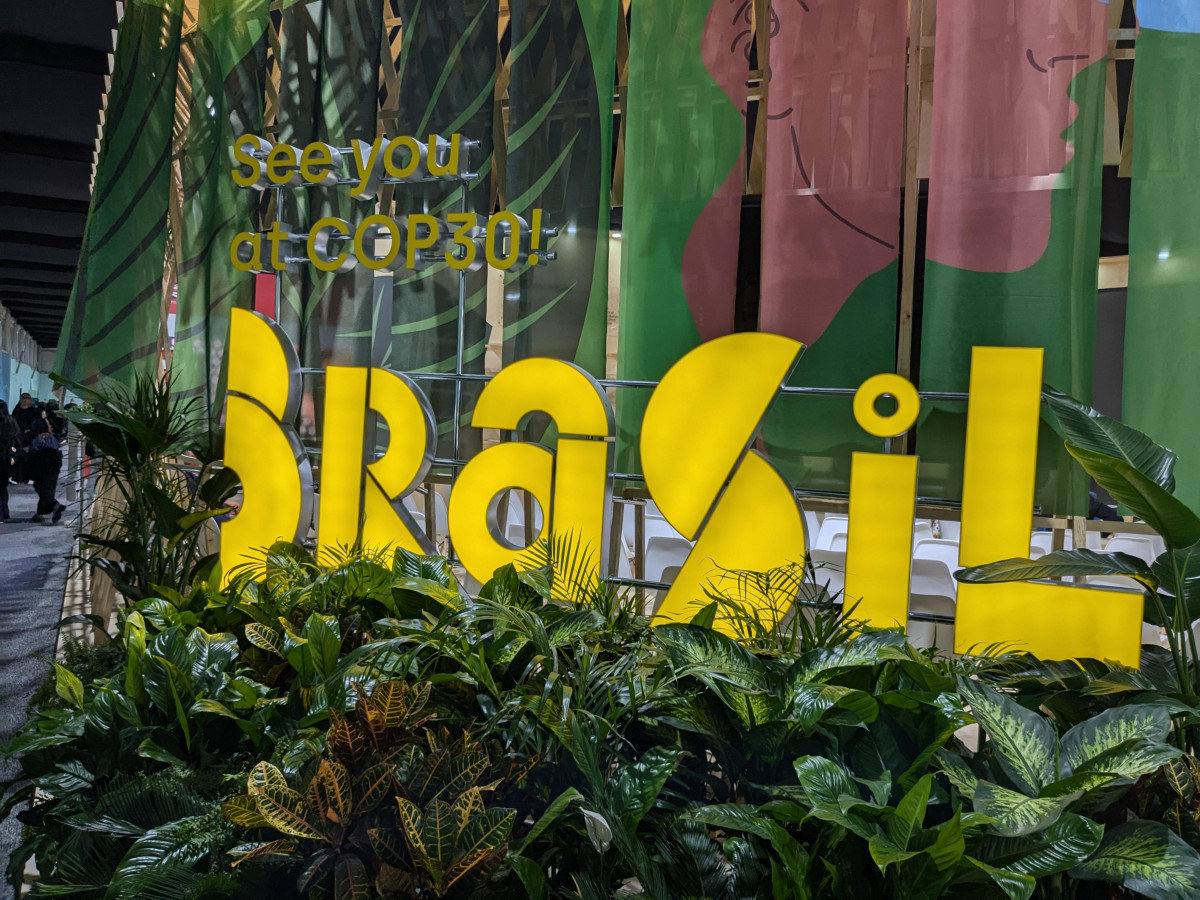 Photo shows neon sign that reads Brasil. Photo: CLEW/Wettengel.