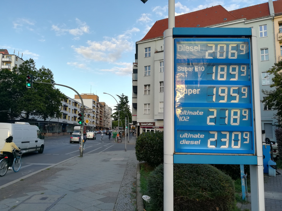 As Germany expands e-mobility, oil consumption will decline. Photo: CLEW/Wettengel. Photo shows petrol prices at petrol sattion in Berlin, Germany. Photo: CLEW/Wettengel.