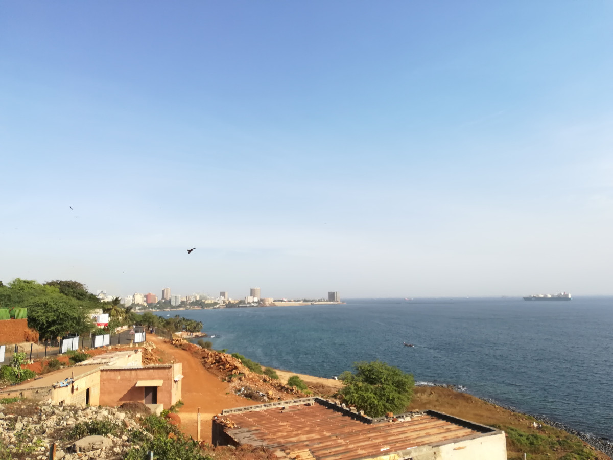 Photo of the city of Dakar, Senegal, with rooftops and ocean coast. Image: CLEW/Wettengel. 