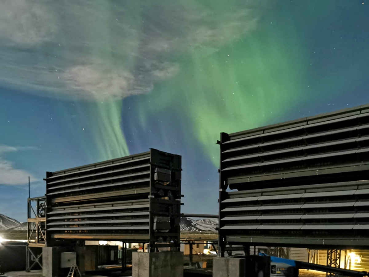 Photo shows Climework's direct air capture and storage plant in Iceland by night. Photo: Climeworks. 