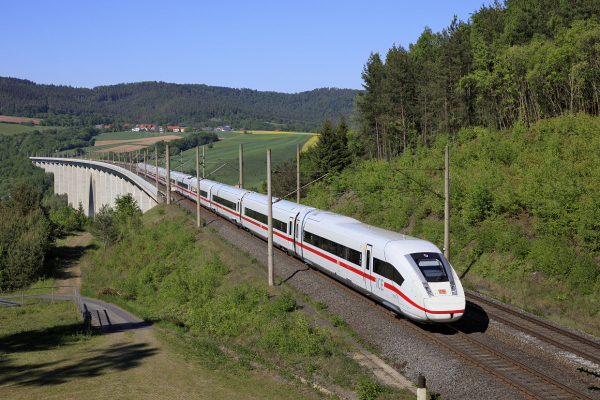 Photo shows German ICE train. Photo: Deutsche Bahn AG / Georg Wagner.