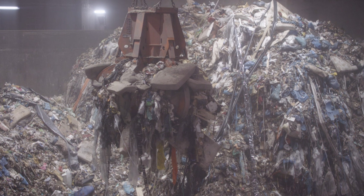 Garbage going into the incinerator at EEW waste to energy facility in Helmstedt, Germany. Photo: EEW.