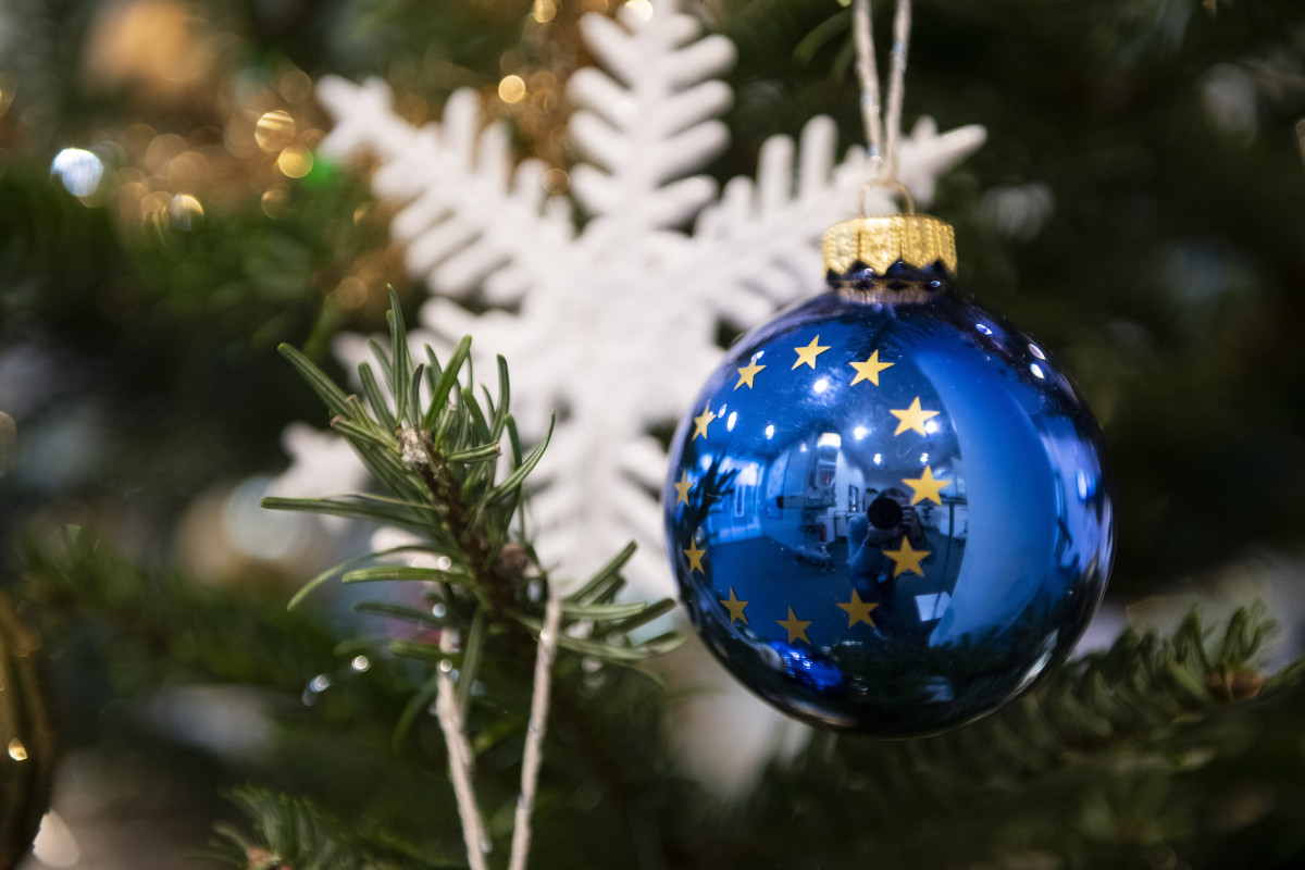 Photo shows christmas decoration with EU logo. Photo: European Union.