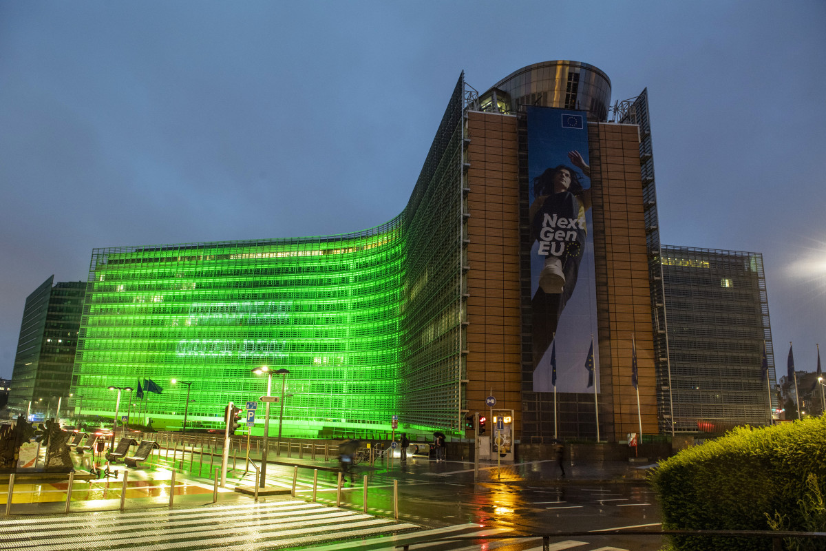 The Berlaymont building lit in green to mark European Green Deal. Source: European Union 2021. 