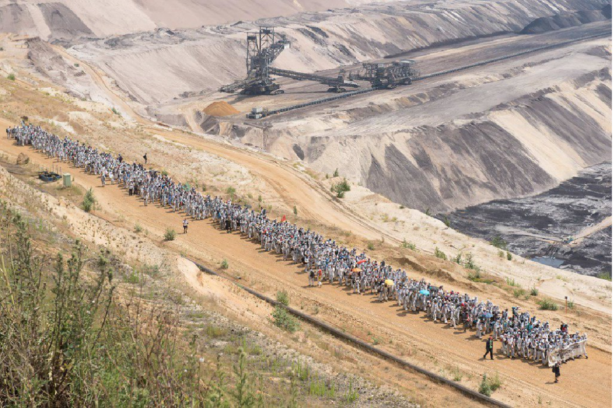 Anti-coal activisits of protest group Ende Gelände inside the Garzweiler lignite mine. Photo: Ruben Neugebauer 