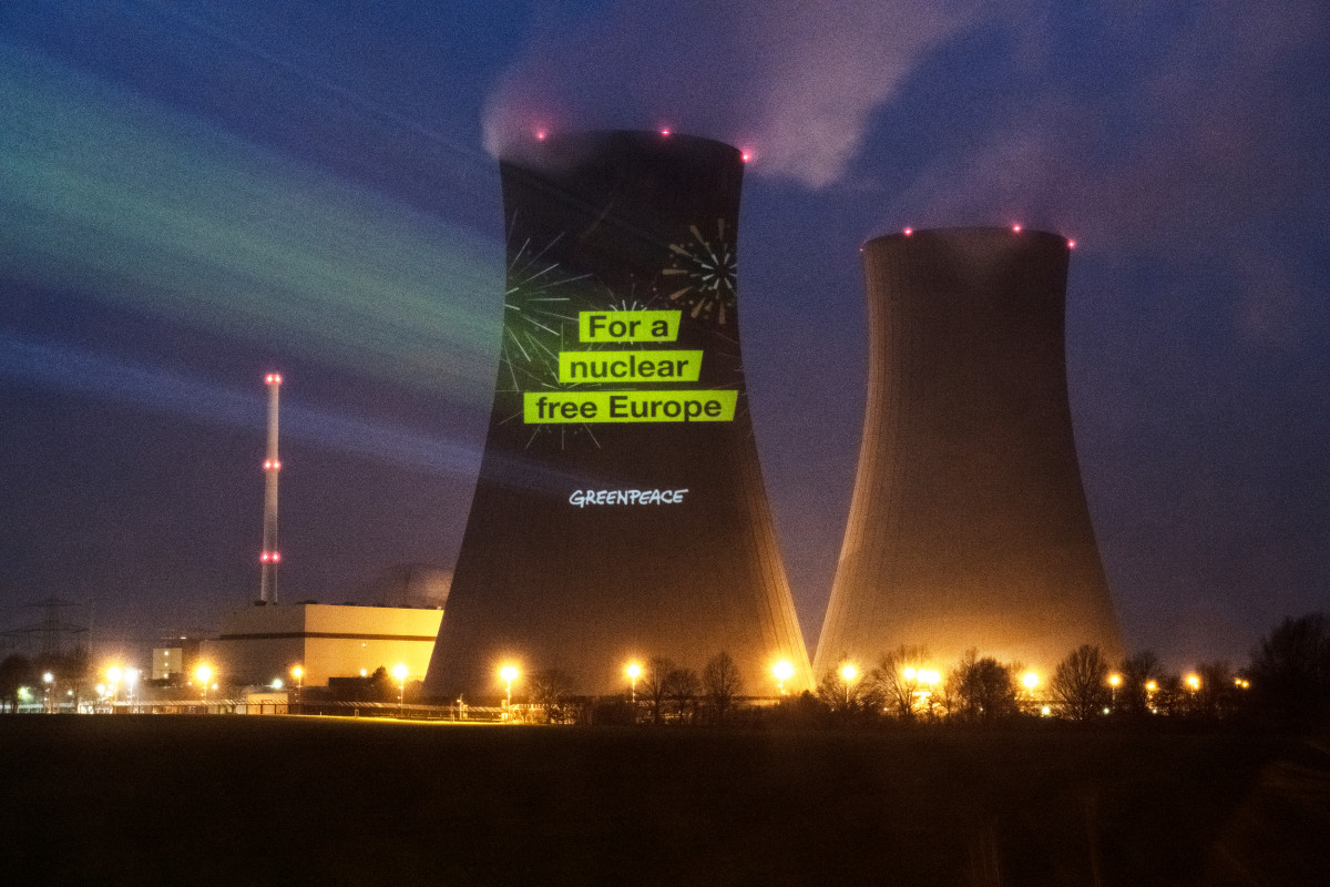 Anti-nuclear protest by Greenpeace at nuclear power plant Grohnde one day before its closure in 2021. Photo: © Michael Löwa / Greenpeace.