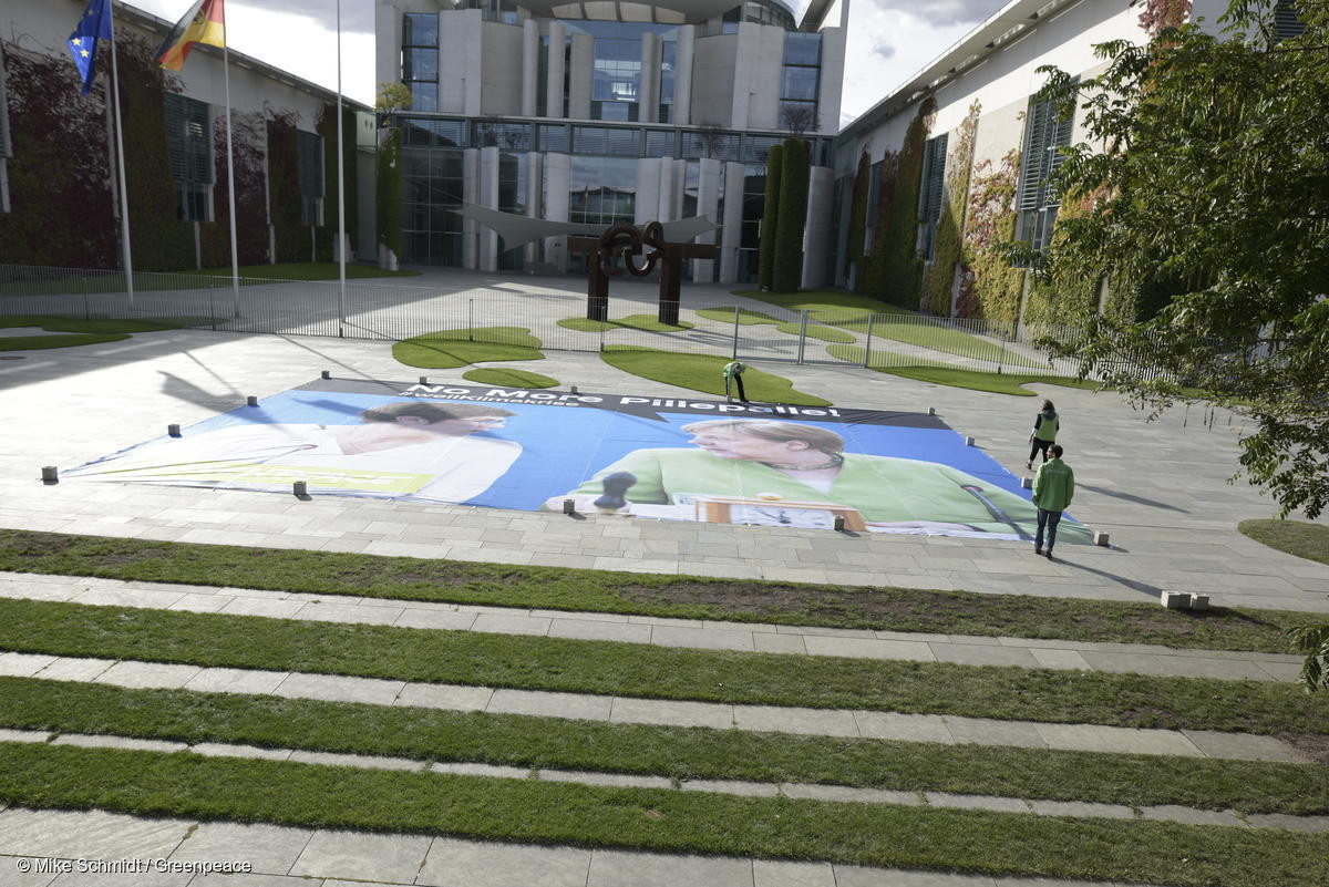 Greenpeace activists protest for an end of the government's piecemeal approach to climate policy in front of Angela Merkel's chancellery. Photo: Mike Schmidt/Greenpeace 2019.