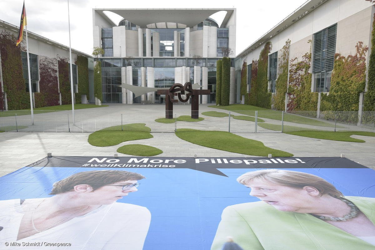 Greenpeace activists protest for an end of the government's piecemeal approach to climate policy in front of Angela Merkel's chancellery. Photo: Mike Schmidt/Greenpeace 2019.