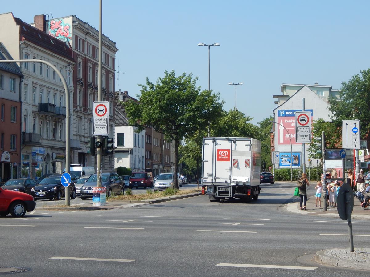 Traffic signs in Hamburg prohibiting the use of diesel cars. Source: C. Suthorn