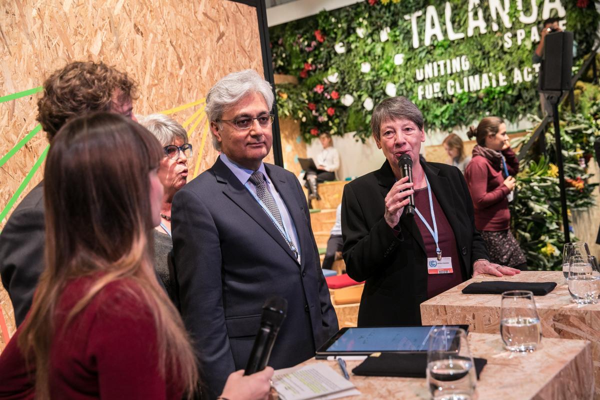 German environment minister Barbara Hendricks (right) received the EMAS certificate for a sustainable COP. Photo: BMUB/Sascha Hilgers.