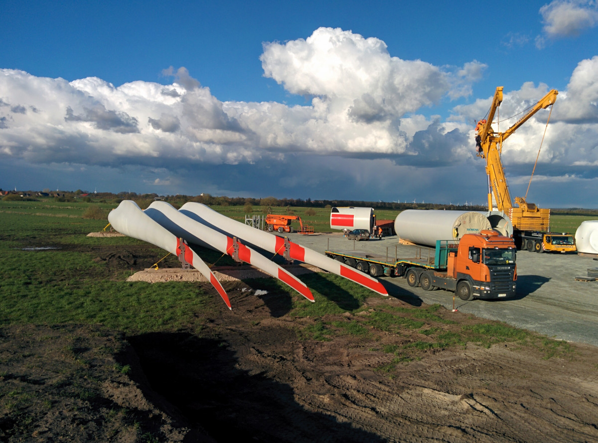 Photo shows construction of wind turbine in Germany. Photo: CLEW/Wettengel.