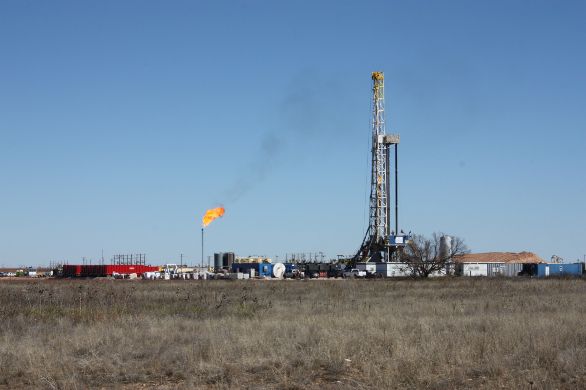 Oil drilling rig and flare near Big Spring in West Texas. Photo: CLEW/Wettengel 2020.
