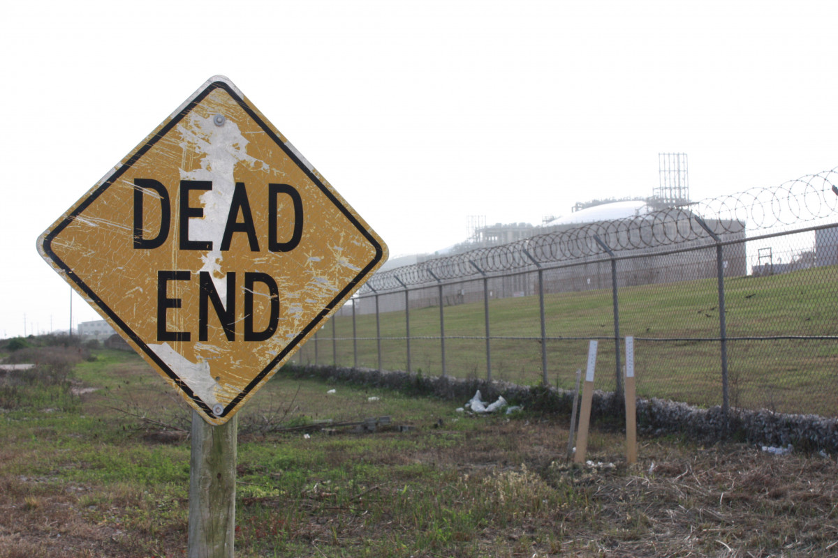 Photo shows a dead end street sign in front of an LNG facility in Texas. Photo: CLEW/Wettengel 2020. 