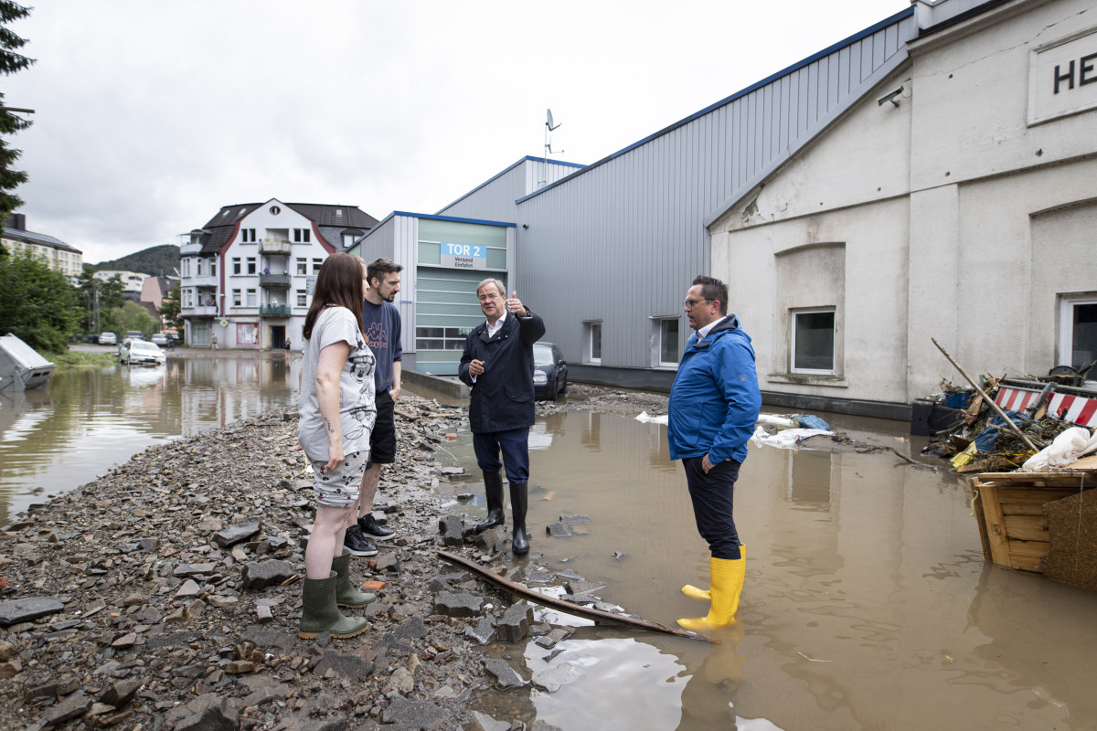 Photo shows state premier Armin Laschet in flooded area in Altena. Photo: Land NRW / Ralph Sondermann.