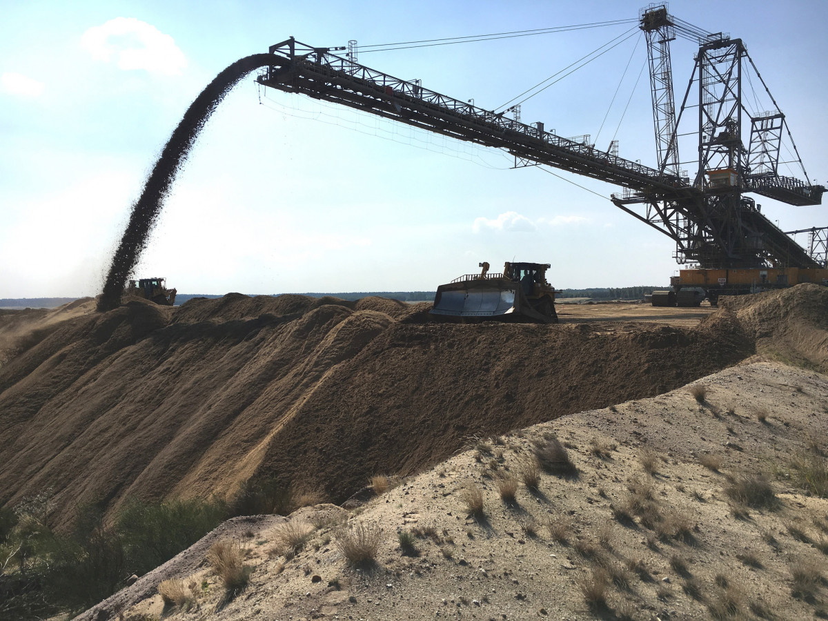 Photo shows excavator in lignite mine Reichwalde in Germany. Photo: Leag.