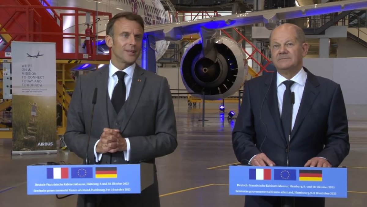 Macron (left) and Scholz at the Airbus plant in Hamburg: "One of the most successful Franco-German industry cooperation projects." Source: Bundesregierung (screenshot)