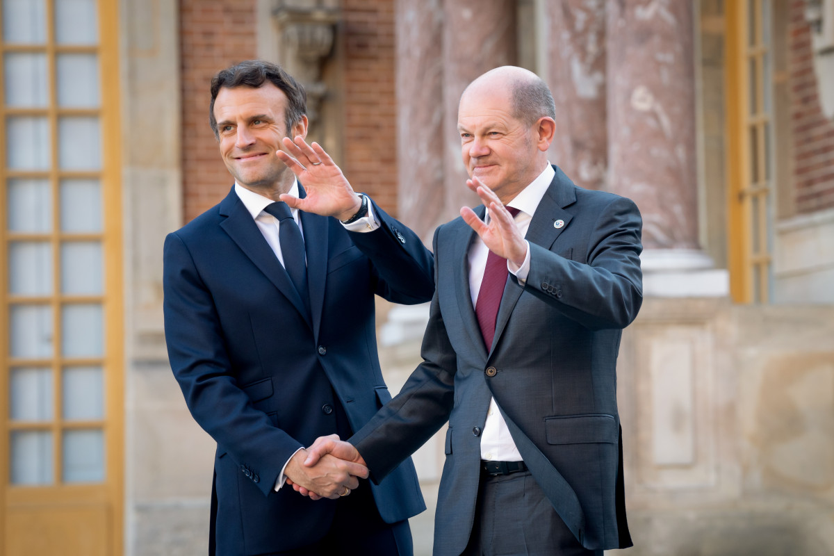 Emmanuel Macron and Olaf Scholz shaking hands 