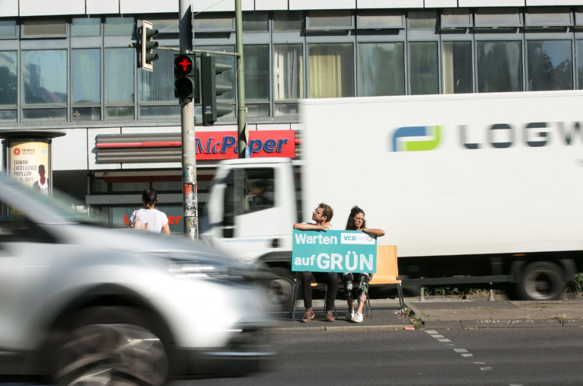 "Waiting for Green" - A protest against car-centric policies. Photo VCD / Katja Täubert