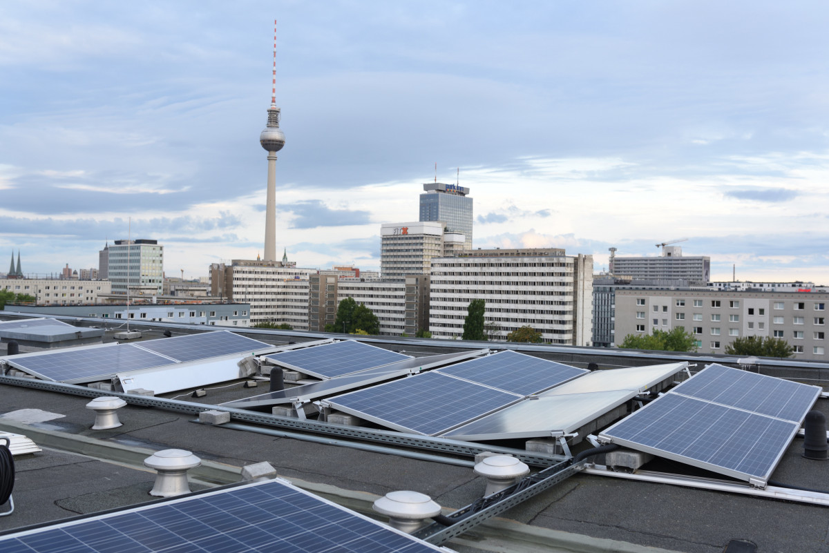 Solar panels on a listed building near Berlin's famous Alexanderplatz. Photo: Berliner Stadtwerke / Darius Ramazani / 