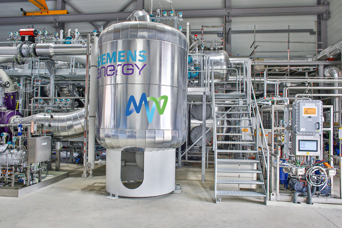 The MVV river heat pump is currently the largest heat pump integrated into a district heating network in Germany.