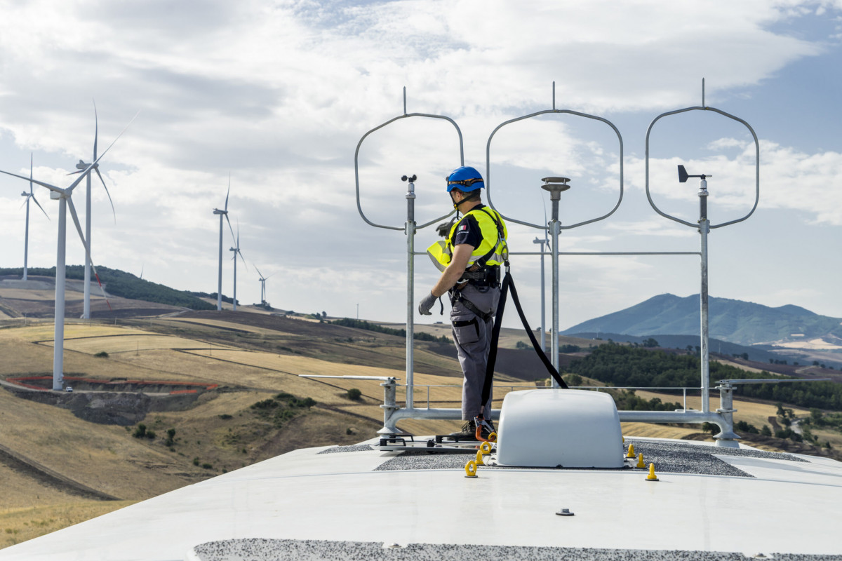 Wind turbines and maintenance worker. Photo: Nordex. 