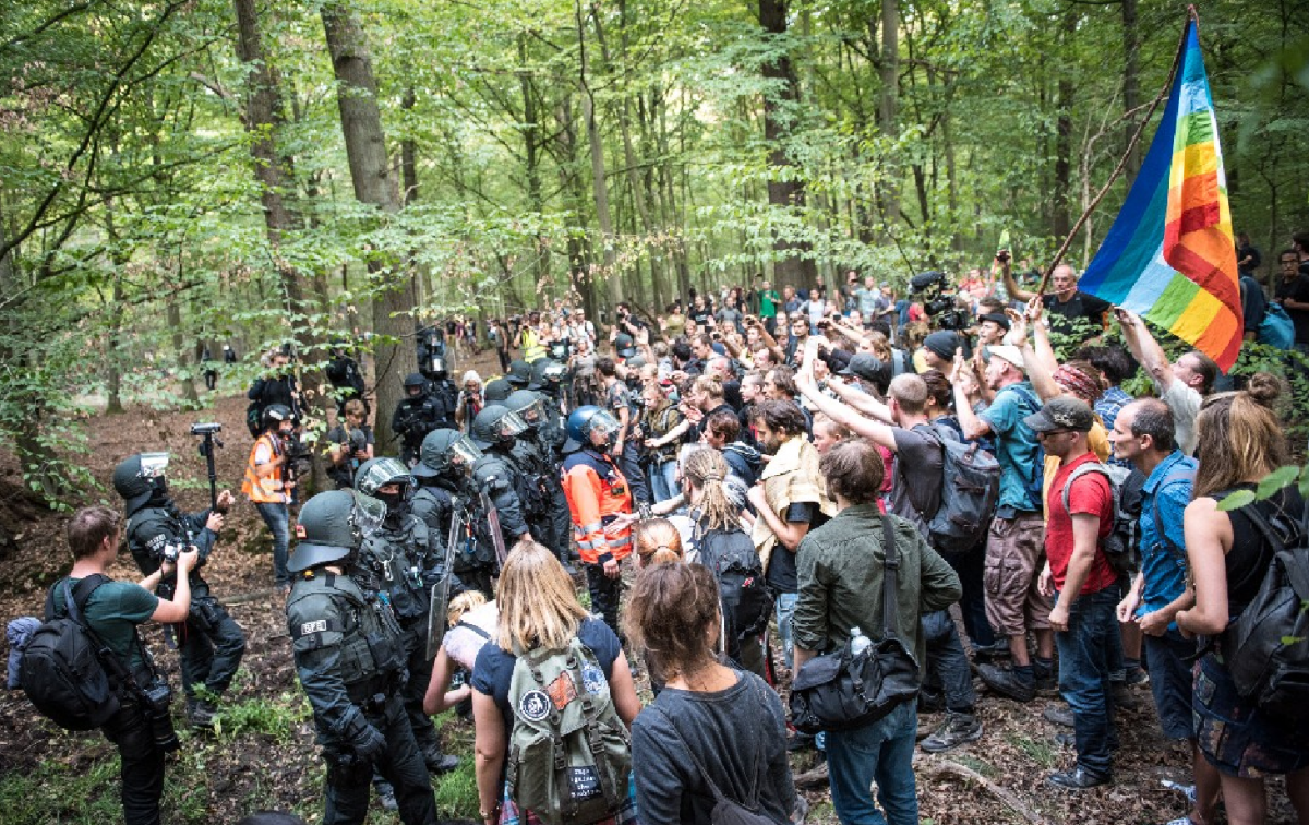 Anti-coal protesters clashing with police in the Hambach Forest. Photo - hambacherforst.org