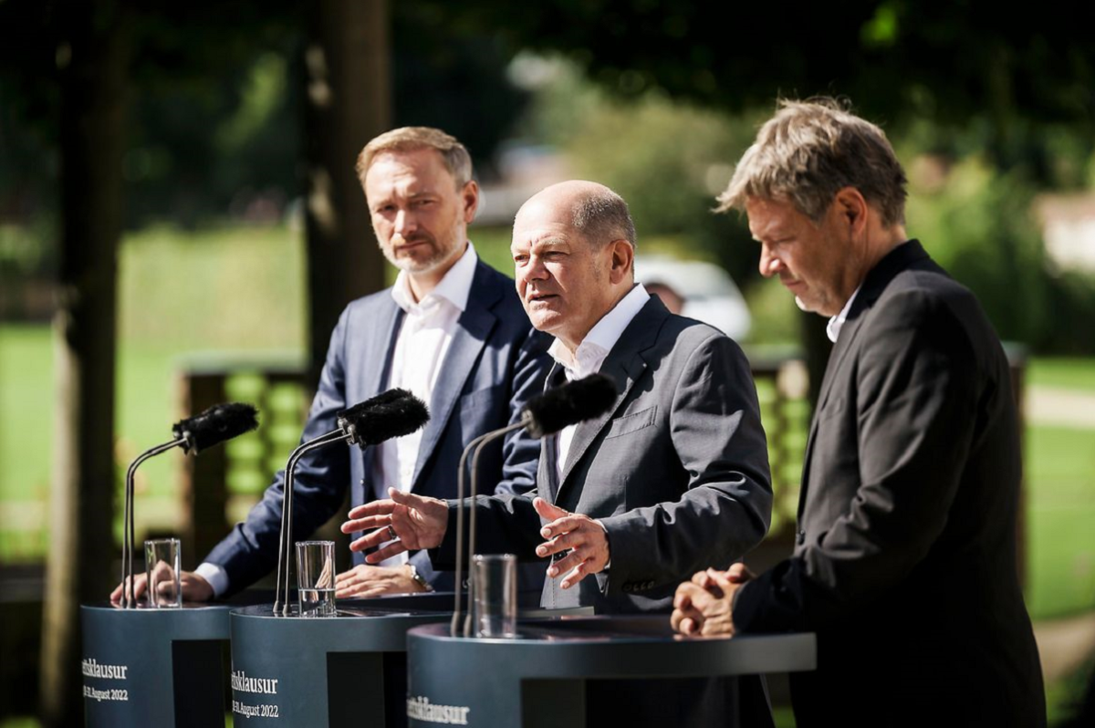 Chancellor Scholz (centre) presenting the government's third energy cost relief package in 2022 together with finance minister Lindner (left) and economy and climate minister Habeck. Photo: Bundesregierung/Denzel Photo: Bundesregierung/Denzel 