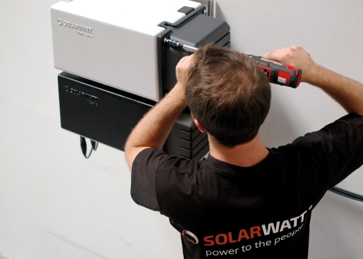 Installation of a Solarwatt battery. Photo by Solarwatt GmbH