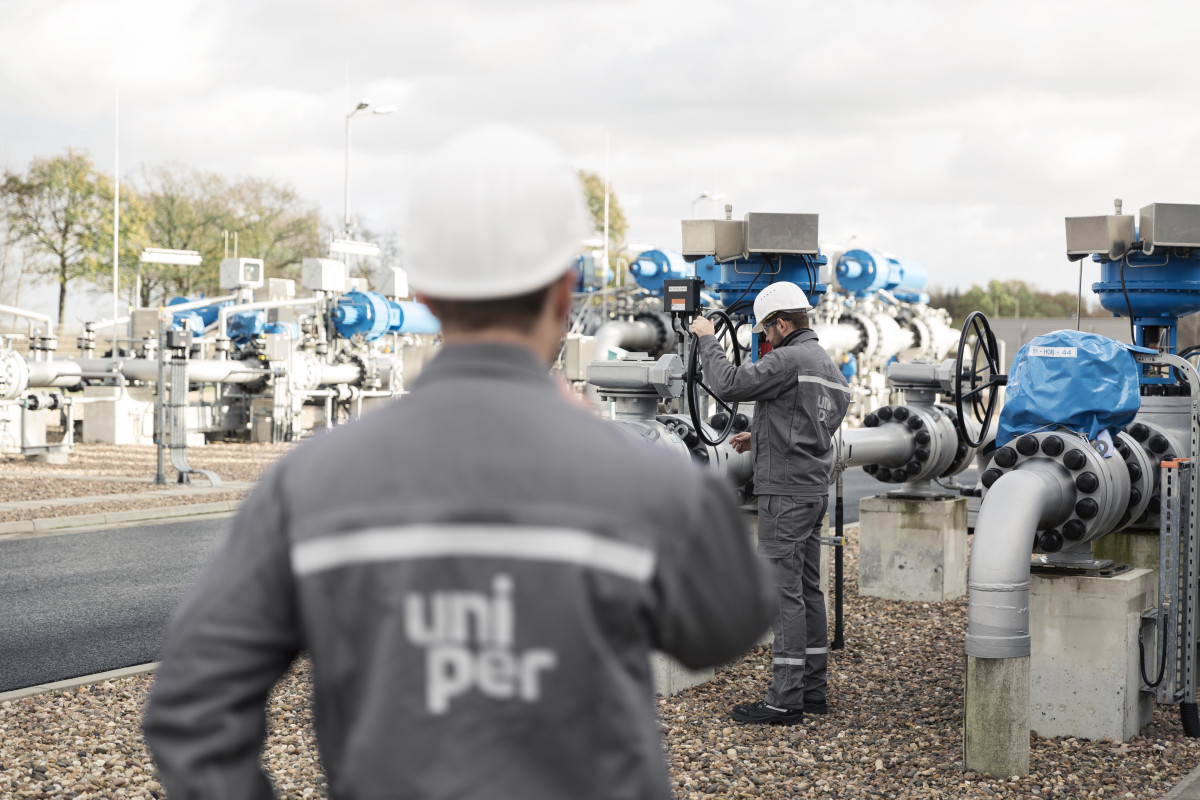 Workers at Uniper gas storage site: The company supplies more than 100 local utilities and several major companies in Germany with natural gas. Photo: Uniper 