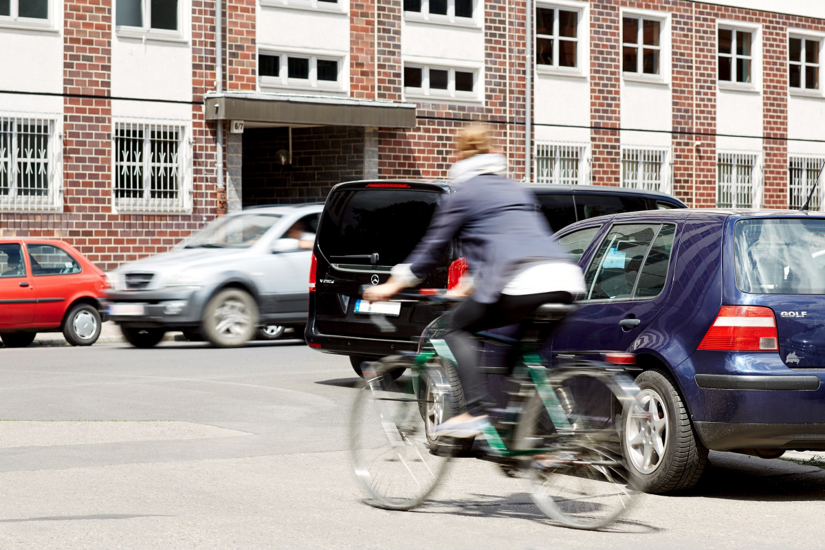Photo shows street with bicycle and cars in Germany. Source: VCD / Markus Bachmann. 