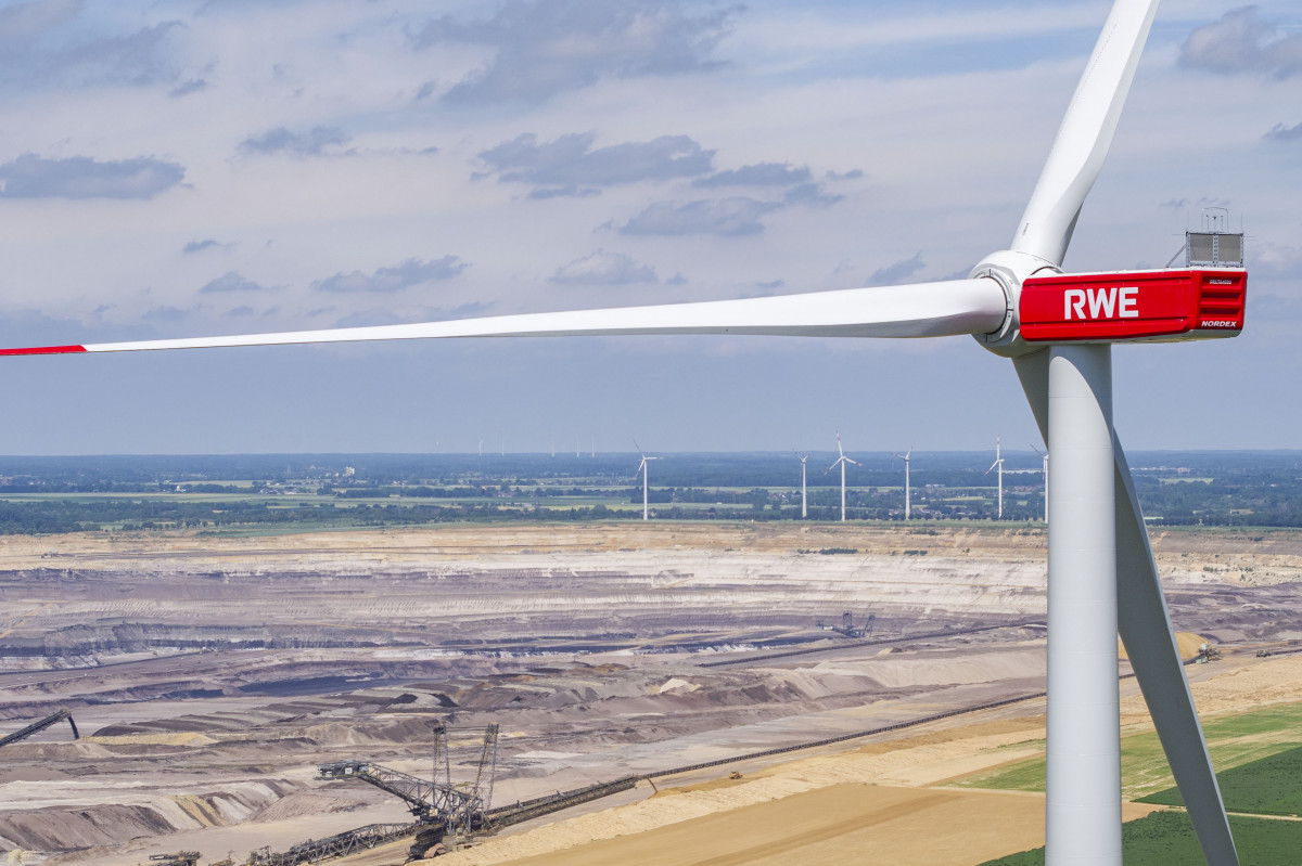 Wind turbine by energy company RWE near a coal mine in western Germany. Photo: RWE / Klaus Görgen 